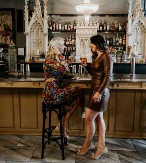 Hotel Julie in Stratford | Two people at the bar at Bluebird restaurant and bar in Stratford Hotel Julie in Stratford | Two people at the bar at Bluebird restaurant and bar in Stratford