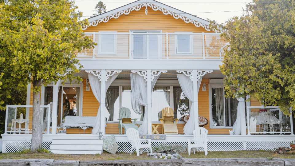 The exterior of Wish Lakehouse, waterfront Ontario cottage rental