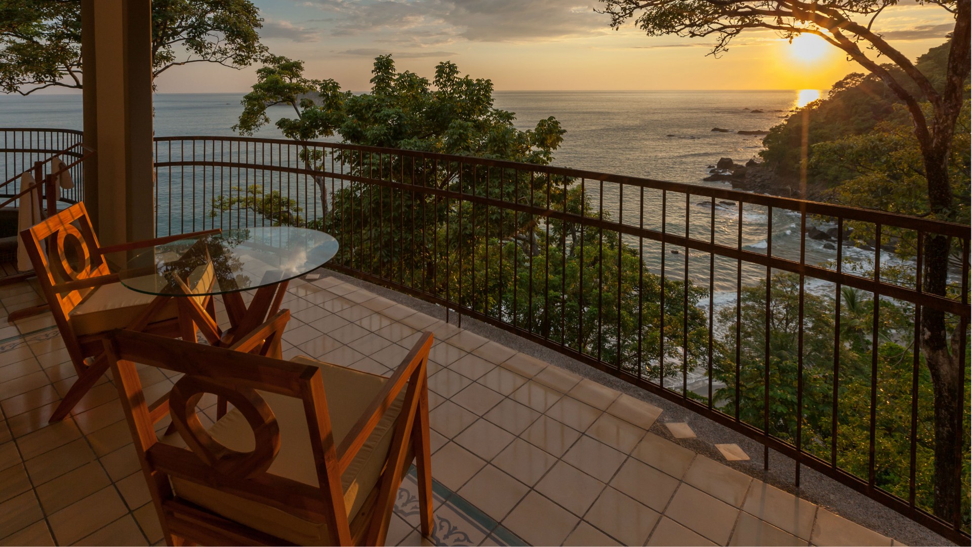 Room Service Arenas del Mar Beachfront & Rainforest Resort Manuel