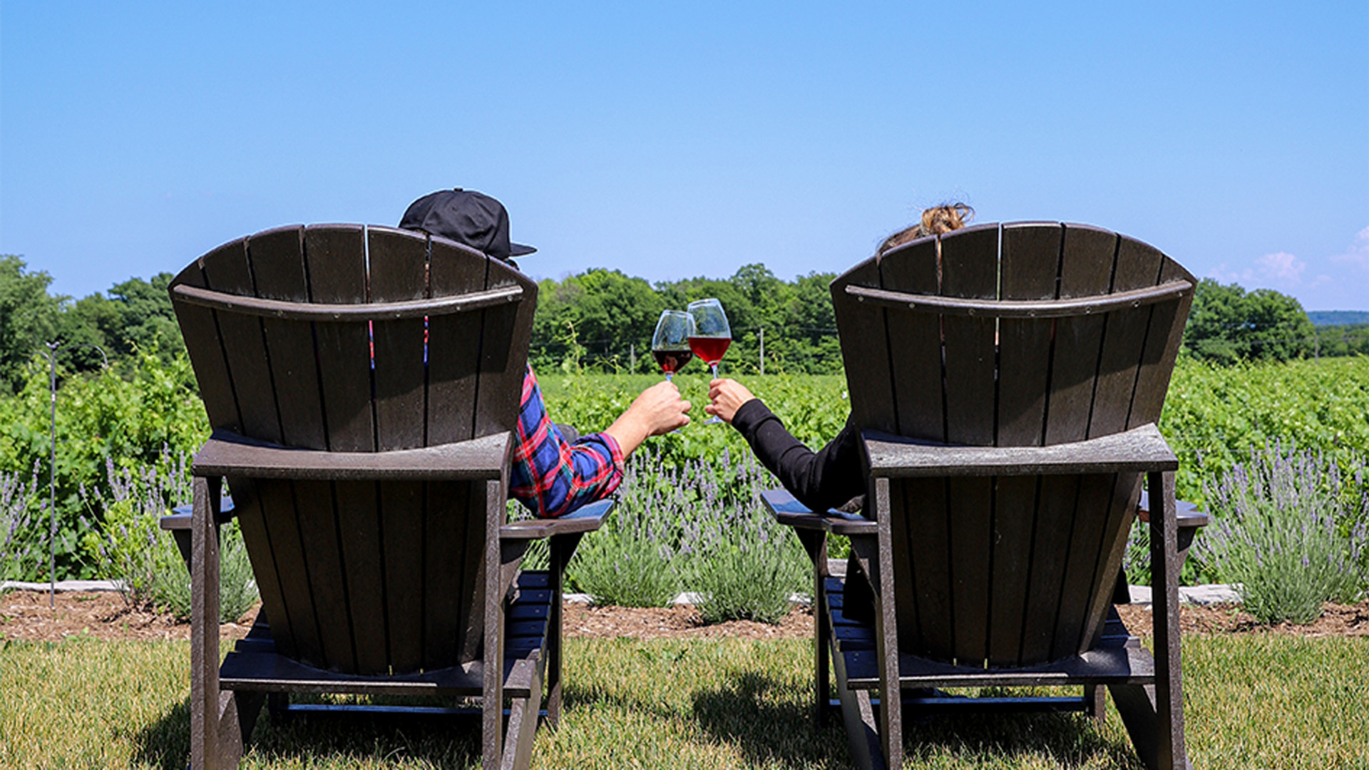 The best wineries in Niagara-on-the-Lake | Muskoka chair wine tasting at Rosewood Estates Winery