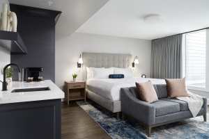 124 on Queen Hotel and Spa | A Signature Deluxe King guest room with a sofa and a kitchenette
