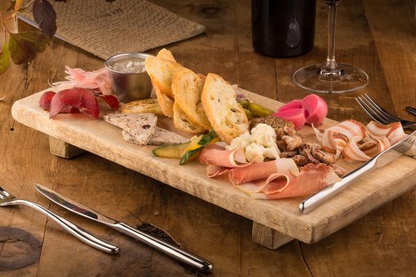 The best wineries in Niagara-on-the-Lake | Charcuterie tasting at Ravine Vineyard Estate Winery