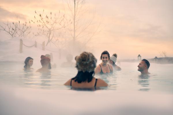 Nordik Spa-Nature - Chelsea, Quebec | People in the infinity pool in winter at Nordik Spa-Nature - Chelsea