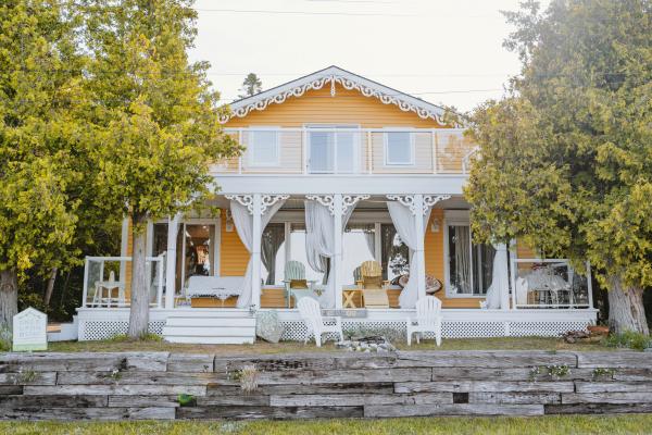 The exterior of Wish Lakehouse, waterfront Ontario cottage rental