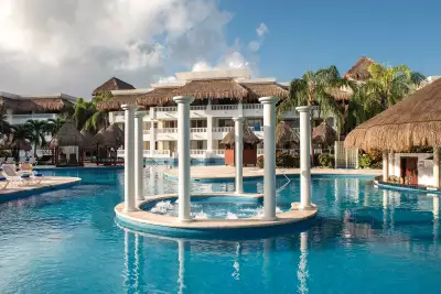 The pool bar at Grand Riviera Princess