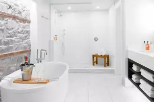 Cold plunge in Kingston | A bathroom inside a guestroom at the Frontenac Hotel
