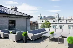 Cold plunge in Kingston | A terrace at the Frontenac Hotel