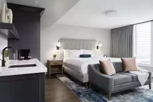 124 on Queen Hotel and Spa | A Signature Deluxe King guest room with a sofa and a kitchenette