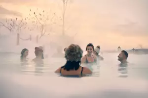 Nordik Spa-Nature - Chelsea, Quebec | People in the infinity pool in winter at Nordik Spa-Nature - Chelsea
