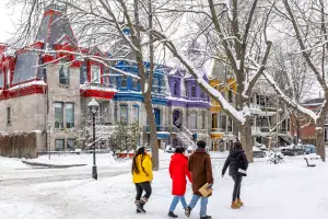 Montréal vegan restaurants | A group of friends walking outside in Montréal