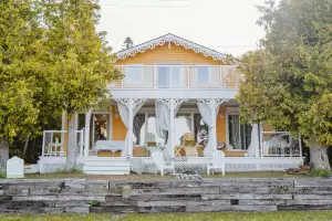 The exterior of Wish Lakehouse, waterfront Ontario cottage rental