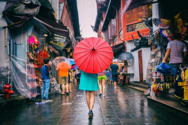 Travel tips | A woman walking in Shanghai Travel tips | A woman walking in Shanghai