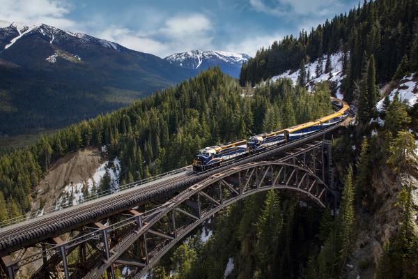 The Rocky Mountaineer traversing Stoney Creek Bridge