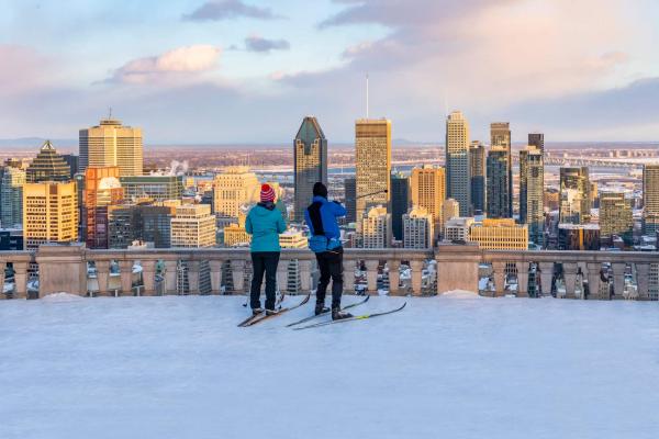 Montréal vegan restaurants | Two skiers at Mont-Royal park