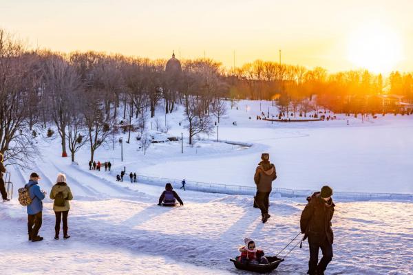 Montréal vegan restaurants | People enjoying the snow in Montréal