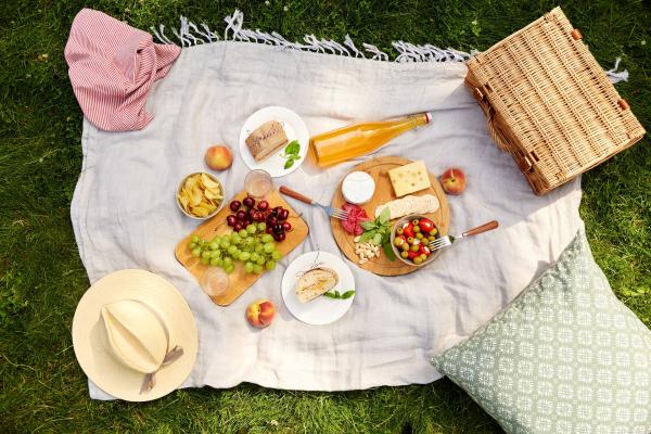Niagara-on-the-lake picnics | A picnic spread with cheese, grapes and wine