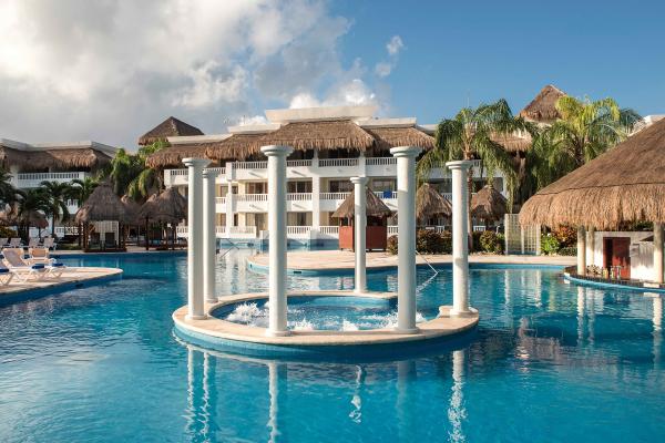 The pool bar at Grand Riviera Princess