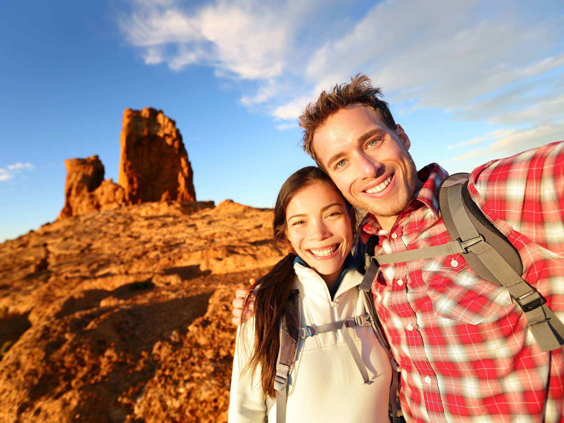 Toronto's Outdoor Adventure Show | Couple smiling together in the desert