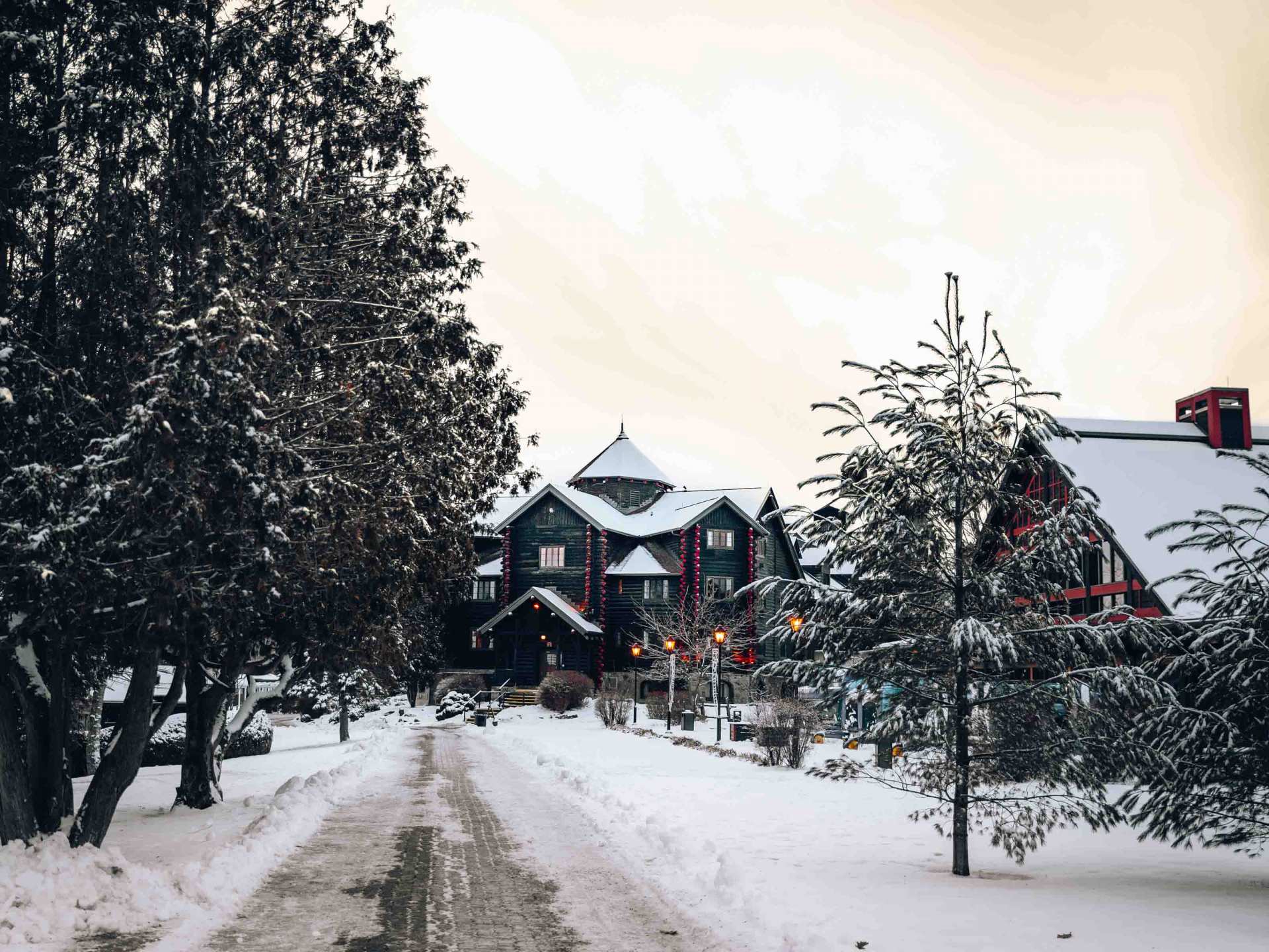 Fairmont Le Château Montebello | The snowy exterior of Fairmont Le Château Montebello