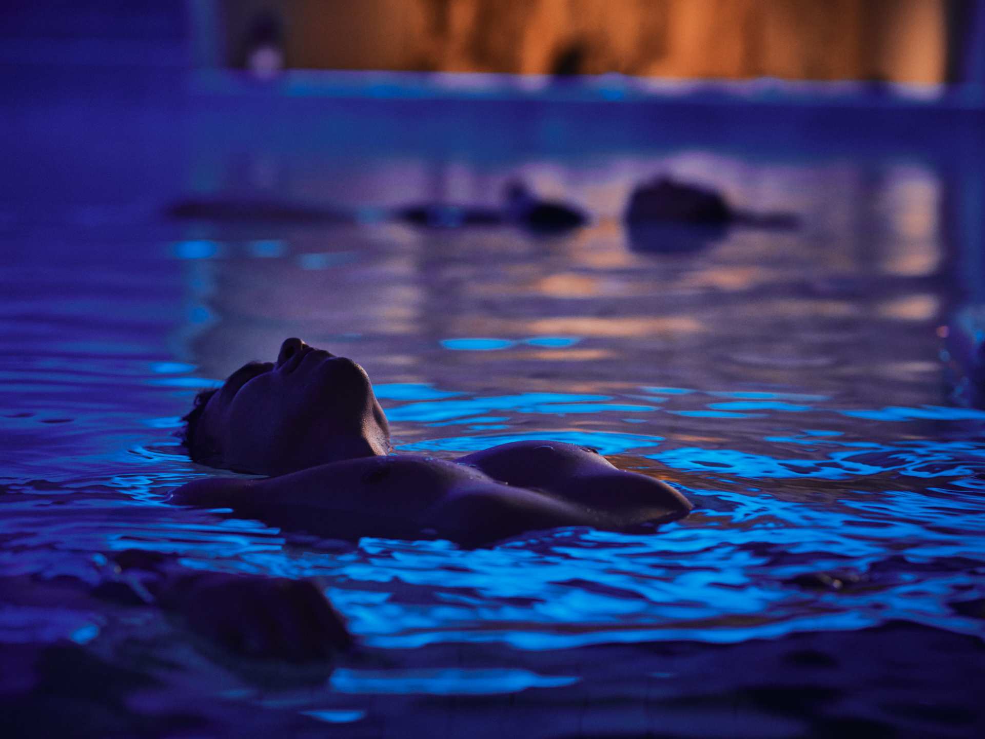 Quebec spas | A person floating in the Kalla experience at Nordik Spa-Nature