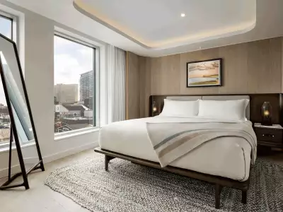 Muir Hotel Halifax | King bed room