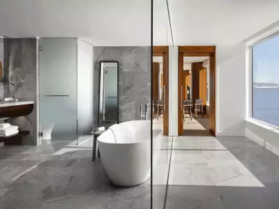 Muir Hotel Halifax | Bathroom suite with a view