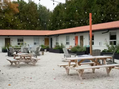 The best restaurants things to do in Collingwood | The courtyard at Penny's Motel