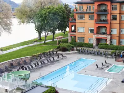 Best wineries and things to do in Osoyoos and Oliver B.C. | Pool at Watermark Beach Resort