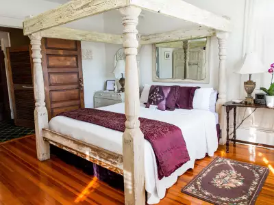The Henderson hotel | A queen room with a purple bed at The Henderson hotel