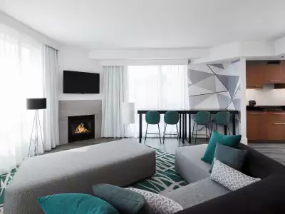 Downtown Montr&eacute;al restaurant | The lounge area at Warwick Le Crystal Montr&eacute;al