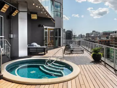 Downtown Montr&eacute;al hotel | The rooftop pool at Warwick Le Crystal Montr&eacute;al