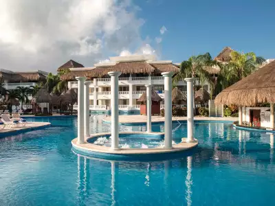 The pool bar at Grand Sunset Princess