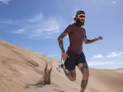 A man running in the desert wearing the Men Merino Blend 75 Cool LiteTM Featherlight SS Crewe