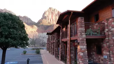 Winter river hiking in Zion National Park: Cable Mountain Lodge in Springdale, Utah
