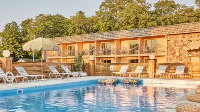 The June Motel Sauble Beach | Outdoor pool
