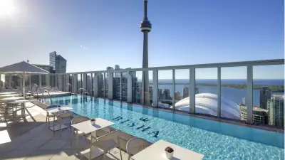 Best hotels Toronto staycation | The Bisha Hotel rooftop pool