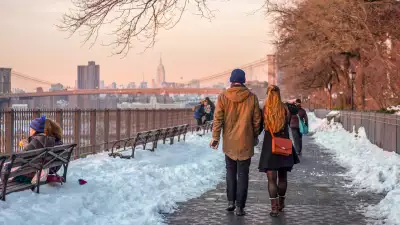 New York City | A couple strolling in Central Park