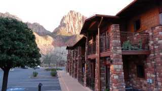 Winter river hiking in Zion National Park: Cable Mountain Lodge in Springdale, Utah