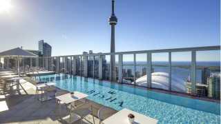 Best hotels Toronto staycation | The Bisha Hotel rooftop pool