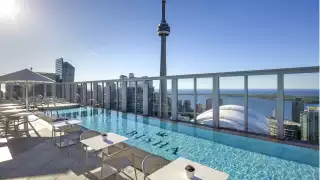 Best hotels Toronto staycation | The Bisha Hotel rooftop pool