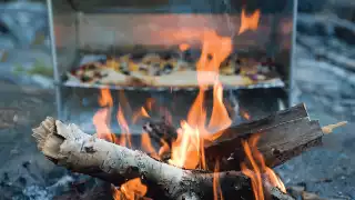 Baking pizza in the reflector oven