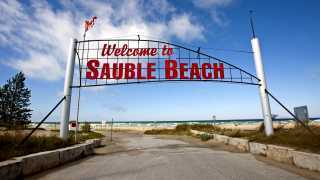 Breathtaking Ontario beaches | A retro sign in Sauble Beach