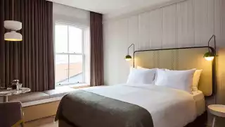The Royal Hotel in Picton | King bed in suite