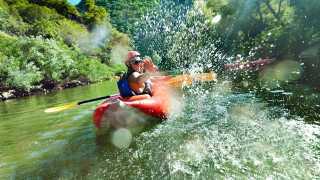 Toronto's Outdoor Adventure Show | Man in kayak splashing water on a river