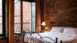 Auberge du Vieux-Port Montreal | King-bed suite