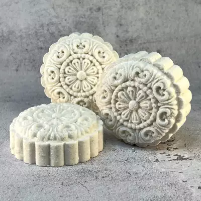 Wellnesss gift ideas | Oatmeal Milk + Honey Bath Moon Cake