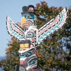 Travel gift ideas | A totem pole on a trip with Talaysay Tours