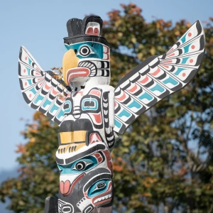 Travel gift ideas | A totem pole on a trip with Talaysay Tours