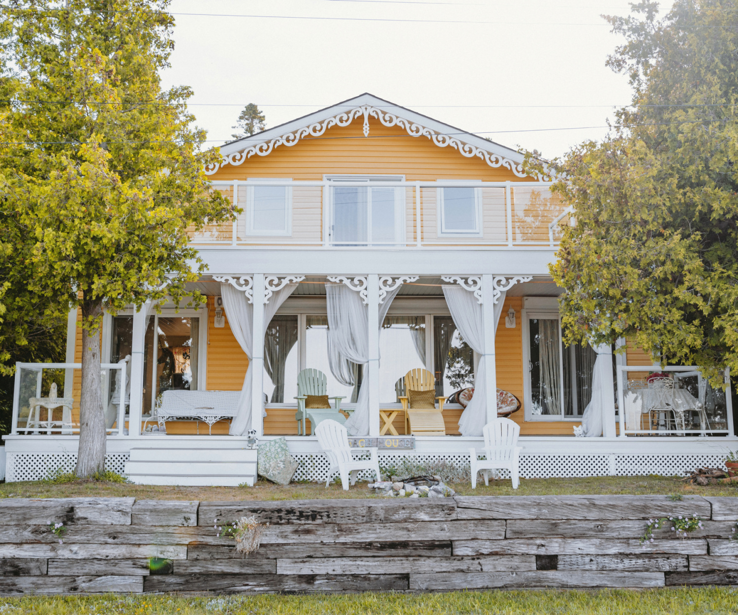The exterior of Wish Lakehouse, waterfront Ontario cottage rental