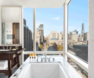 Shangri-La Hotel Toronto | Bathtub overlooking the city
